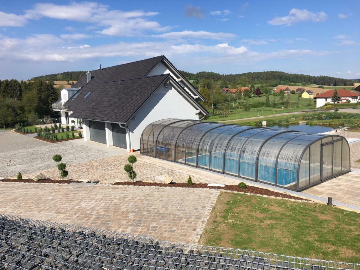 Landhaus Ferienwohnungen Mit Pool Und Wellness Neukirchen-Balbini Luaran gambar