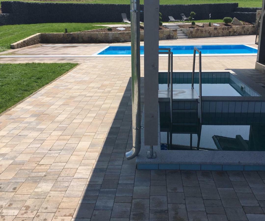 Landhaus Ferienwohnungen Mit Pool Und Wellness Neukirchen-Balbini Luaran gambar